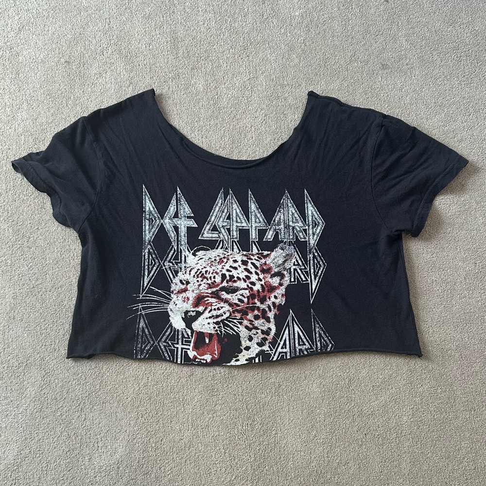 Oversized Off The Shoulder Cropped Def Leppard Band T-Shirt - Picture 2 of 3